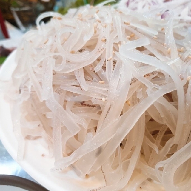 최상의 신선도! 쫄깃하고 탱탱한 식감! 산오징어회 250g 1팩 (초장,야채포함)