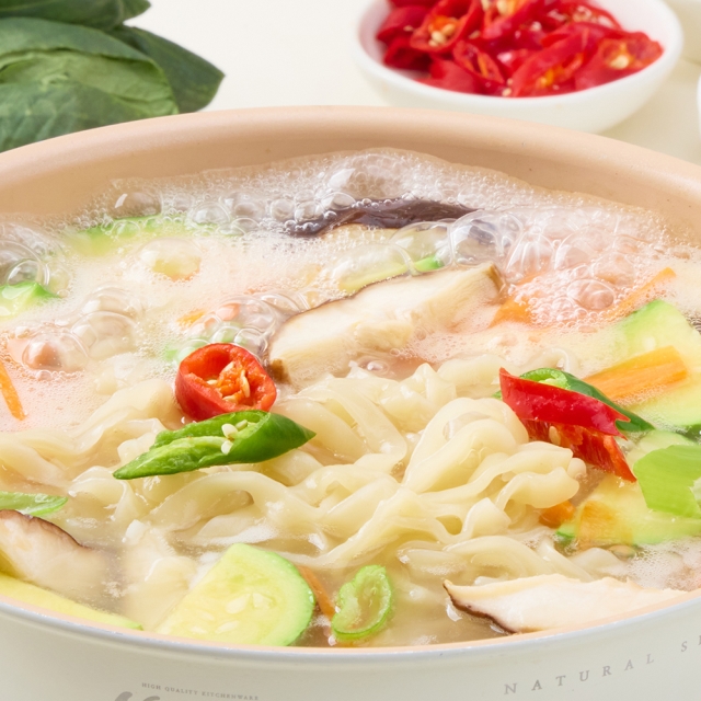 간편하게 조리하는 깊고 진한 맛 군산 엄마손 칼국수
